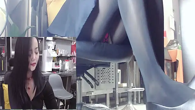 Eileen-L online show from 10/27/25, 02:34