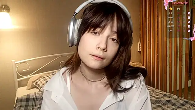 Honeey Beee online show from 12/18/25, 05:17