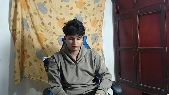 alice julls online show from 07/12/26, 03:51