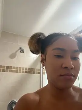 LuckyKhloe online show from 05/05/26, 07:17