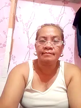 Snapshot of vickyhot1966 chatting on 10/18/25, 04:25 vickyhot1966 online show from 10/18/25, 04:25