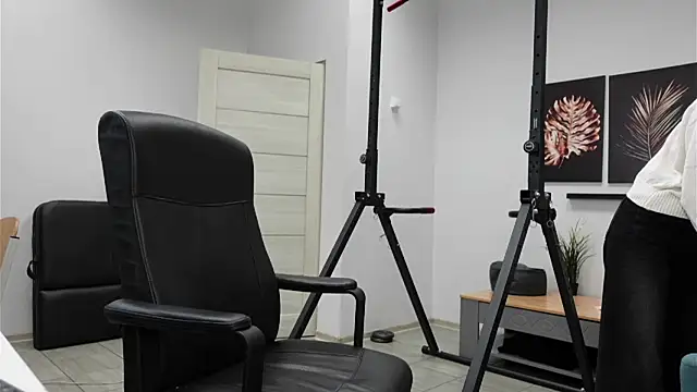 Laura Chaplin online show from 11/10/25, 05:29