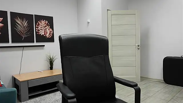 Laura Chaplin online show from 11/06/25, 05:39