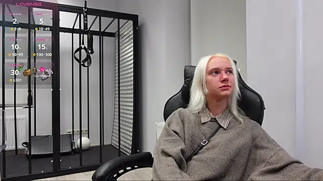 Laura Chaplin online show from 11/12/25, 05:39