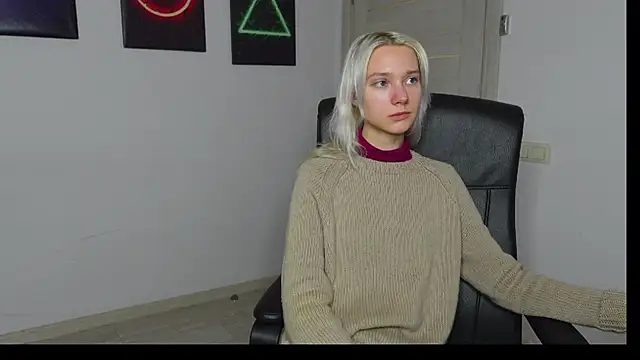 Snapshot of Laura_Chaplin chatting on 10/15/25, 12:46 Laura Chaplin online show from 10/15/25, 12:46