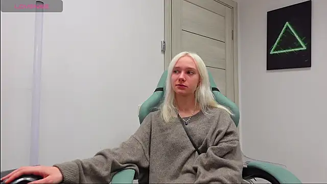 Snapshot of Laura_Chaplin chatting on 09/28/25, 05:47 Laura Chaplin online show from 09/28/25, 05:47