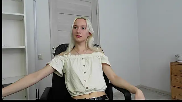 Snapshot of Laura_Chaplin chatting on 09/14/25, 12:27 Laura Chaplin online show from 09/14/25, 12:27