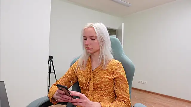 Laura Chaplin online show from 11/23/25, 06:45