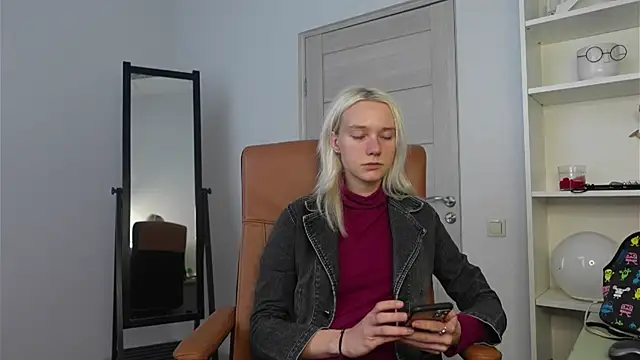 Snapshot of Laura_Chaplin chatting on 10/12/25, 12:39 Laura Chaplin online show from 10/12/25, 12:39