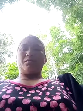 Snapshot of Love-Mama33 chatting on 11/15/25, 12:58 Love-Mama33 online show from 11/15/25, 12:58