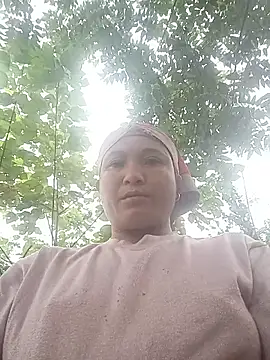 Snapshot of Love-Mama33 chatting on 10/25/25, 01:05 Love-Mama33 online show from 10/25/25, 01:05