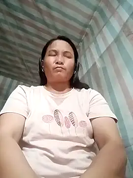 Snapshot of Love-Mama33 chatting on 10/25/25, 01:23 Love-Mama33 online show from 10/25/25, 01:23