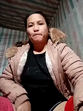 Snapshot of Love-Mama33 chatting on 11/24/25, 11:43 Love-Mama33 online show from 11/24/25, 11:43