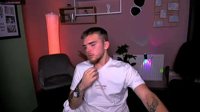 Snapshot of aron_black_ chatting on 10/29/25, 08:19 aron black online show from 10/29/25, 08:19