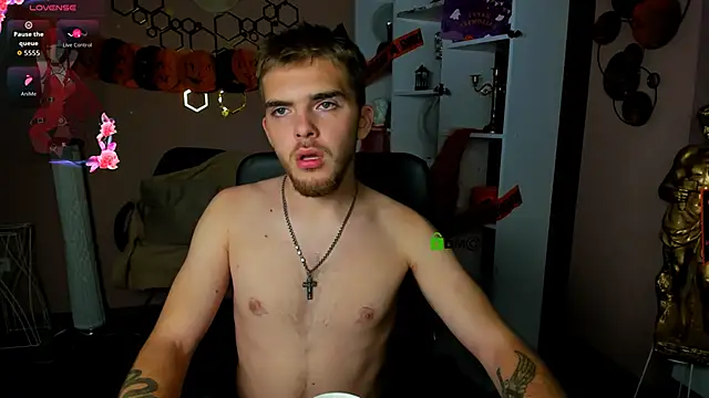 Snapshot of aron_black_ chatting on 10/31/25, 09:43 aron black online show from 10/31/25, 09:43