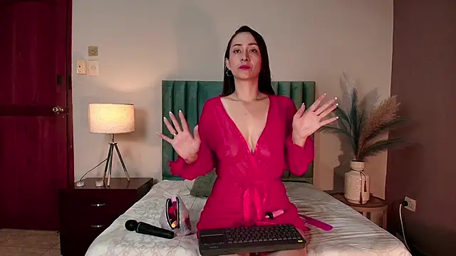 Snapshot of DaphneBeaumont chatting on 10/13/25, 12:18 DaphneBeaumont online show from 10/13/25, 12:18