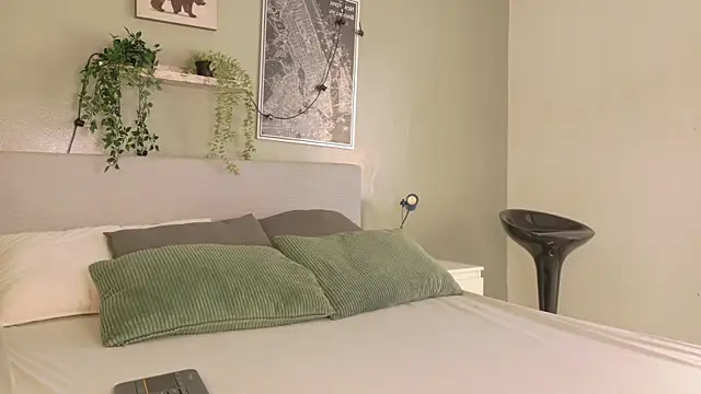 Nickifox   online show from 10/21/25, 07:24