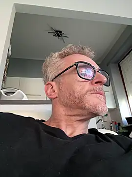 Axl hot online show from 04/05/26, 10:33