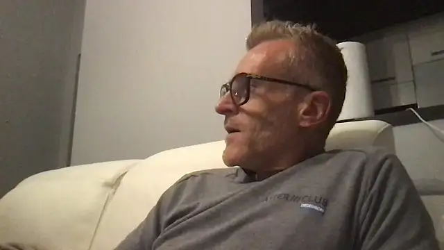 Axl hot online show from 11/15/25, 08:57