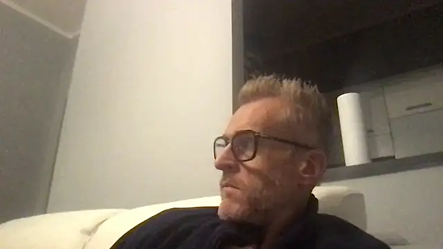 Axl hot online show from 11/22/25, 07:57