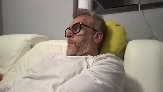 Axl hot online show from 04/16/26, 09:37