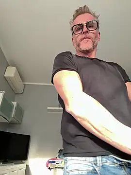 Axl hot online show from 04/10/26, 05:09