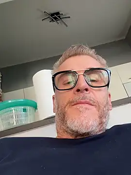 Axl hot online show from 03/29/26, 01:46