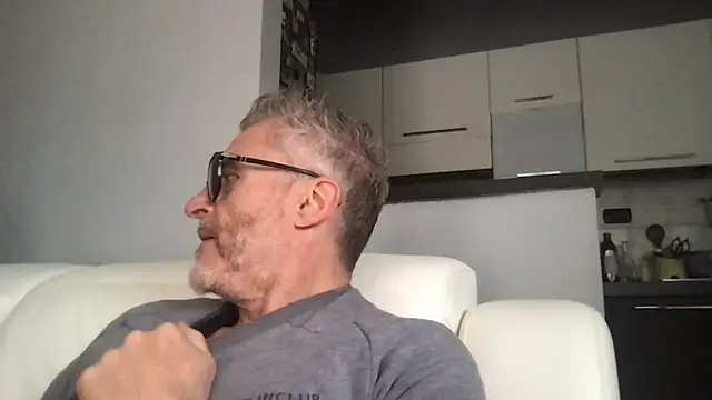 Snapshot of Axl_hot chatting on 05/16/26, 11:42 Axl hot online show from 05/16/26, 11:42