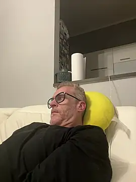 Axl hot online show from 04/04/26, 09:43