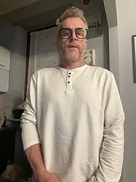 Axl hot online show from 03/22/26, 01:42