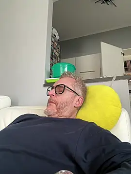 Axl hot online show from 03/28/26, 01:34