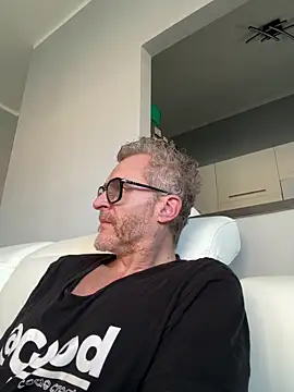 Axl hot online show from 02/18/26, 11:17