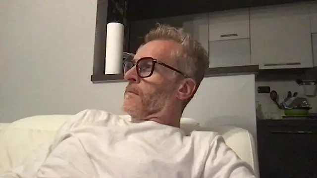 Axl hot online show from 04/08/26, 09:16