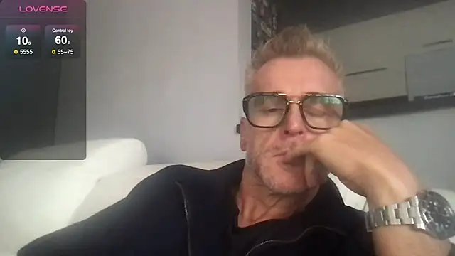 Axl hot online show from 09/27/25, 12:33