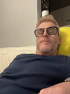 Axl hot online show from 03/13/26, 10:37