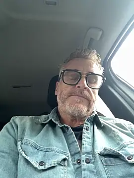 Snapshot of Axl_hot chatting on 05/15/26, 03:43 Axl hot online show from 05/15/26, 03:43