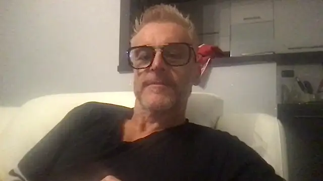 Axl hot online show from 09/22/25, 07:20