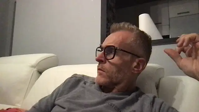 Axl hot online show from 11/08/25, 08:34