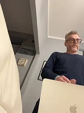 Axl hot online show from 03/29/26, 01:40