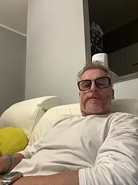 Axl hot online show from 04/15/26, 11:05