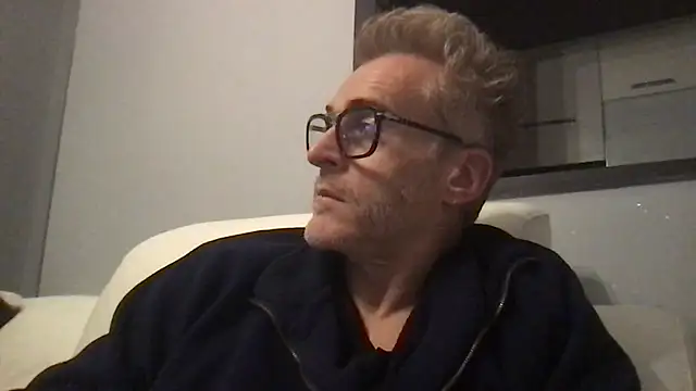 Axl hot online show from 02/05/26, 12:17