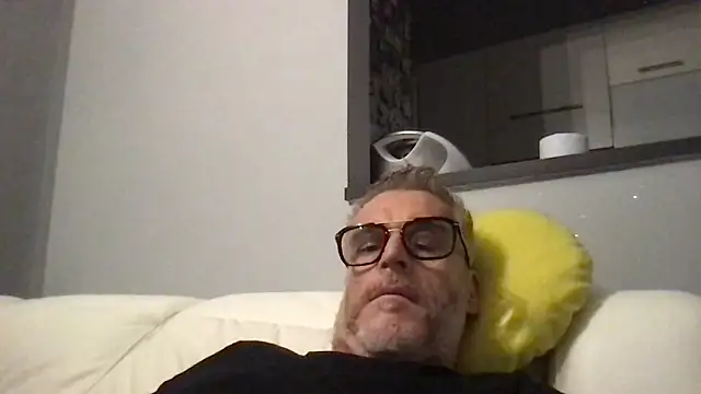Snapshot of Axl_hot chatting on 05/02/26, 01:00 Axl hot online show from 05/02/26, 01:00