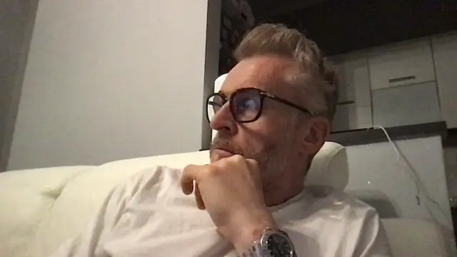 Axl hot online show from 04/12/26, 06:22