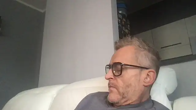 Axl hot online show from 11/23/25, 12:04