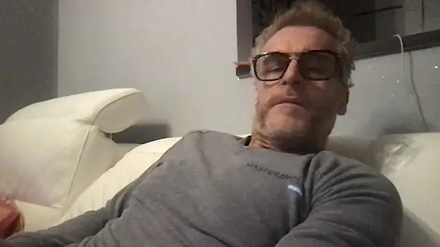 Axl hot online show from 02/17/26, 11:02