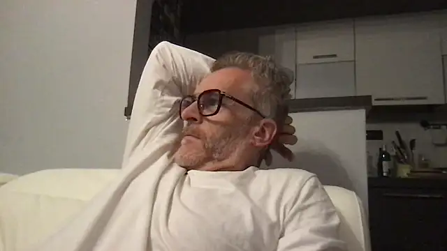 Axl hot online show from 04/11/26, 08:56