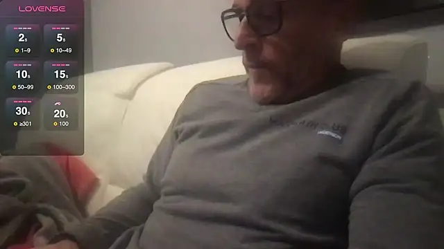 Axl hot online show from 10/10/25, 07:58