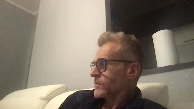 Axl hot online show from 11/28/25, 08:31