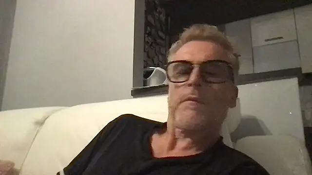 Snapshot of Axl_hot chatting on 06/08/26, 07:47 Axl hot online show from 06/08/26, 07:47