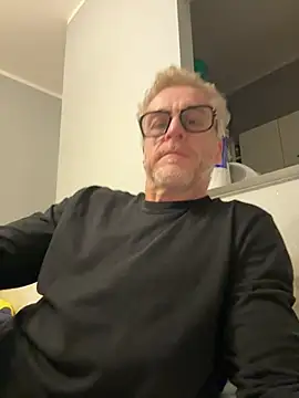 Axl hot online show from 02/25/26, 12:55